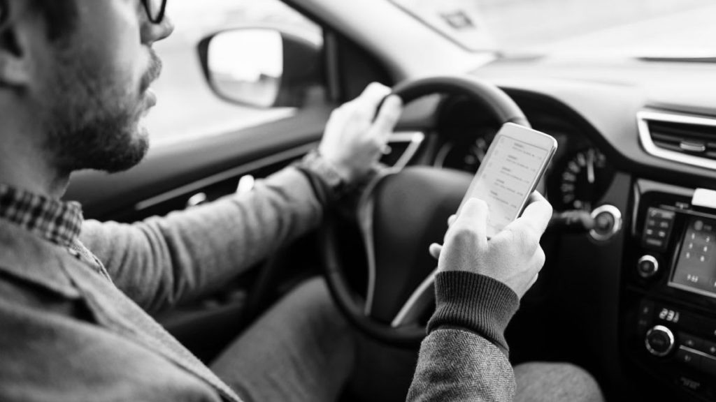 Comment utiliser son téléphone en voiture sans danger ?