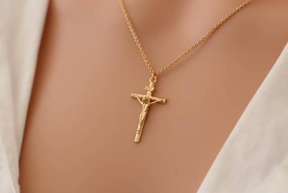 Comment choisir un pendentif croix pour les femmes ?