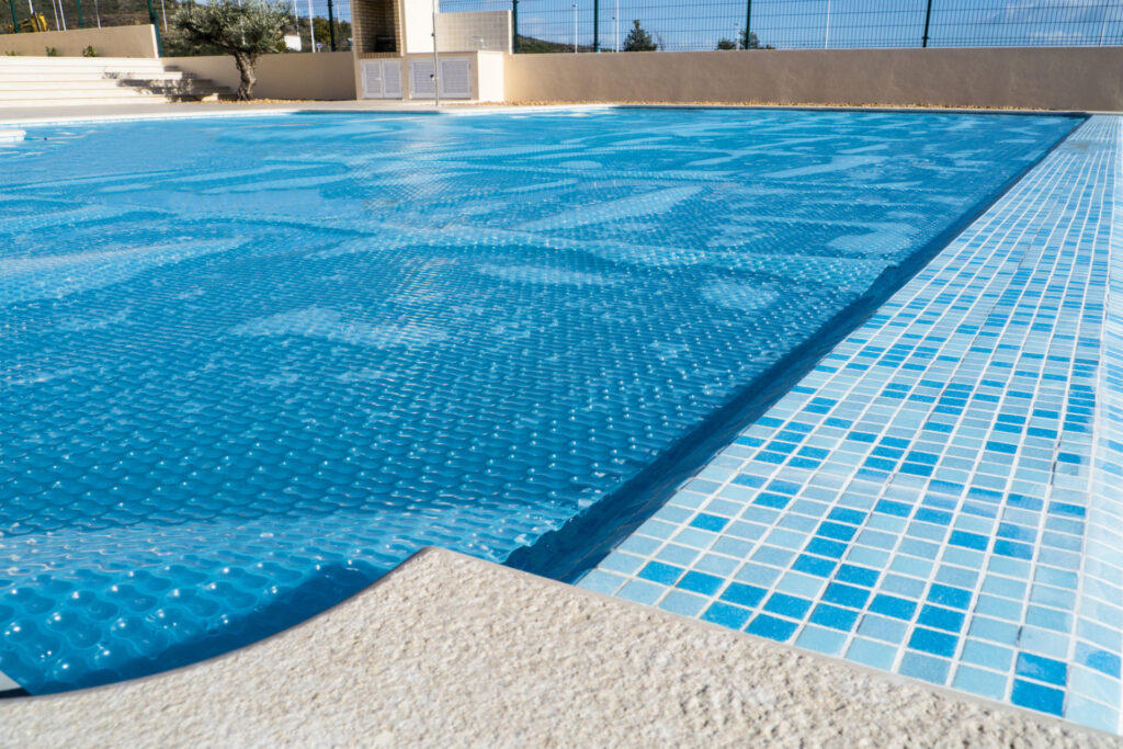 Comment bien choisir une bâche à bulle pour sa piscine ?