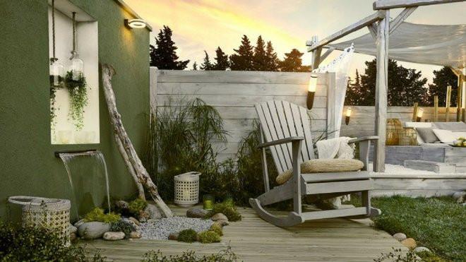 Créez un espace cosy avec un simple banc de jardin et des chaises de jardin.