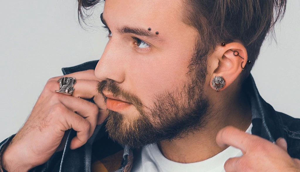 5 raisons pour lesquelles les hommes devraient porter des boucles d’oreilles