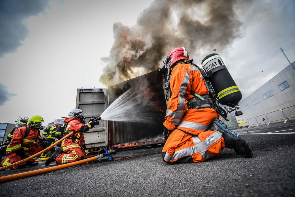 Quel type d’équipement les pompiers portent-ils ?