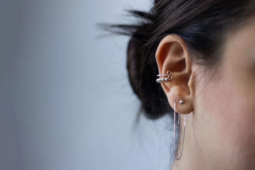 Boucle d’oreille chaine deux trous femme et chaine en argent homme : comment les porter élégamment ?