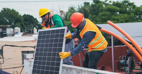 Installer des panneaux solaires sur un toit plat : Guide complet