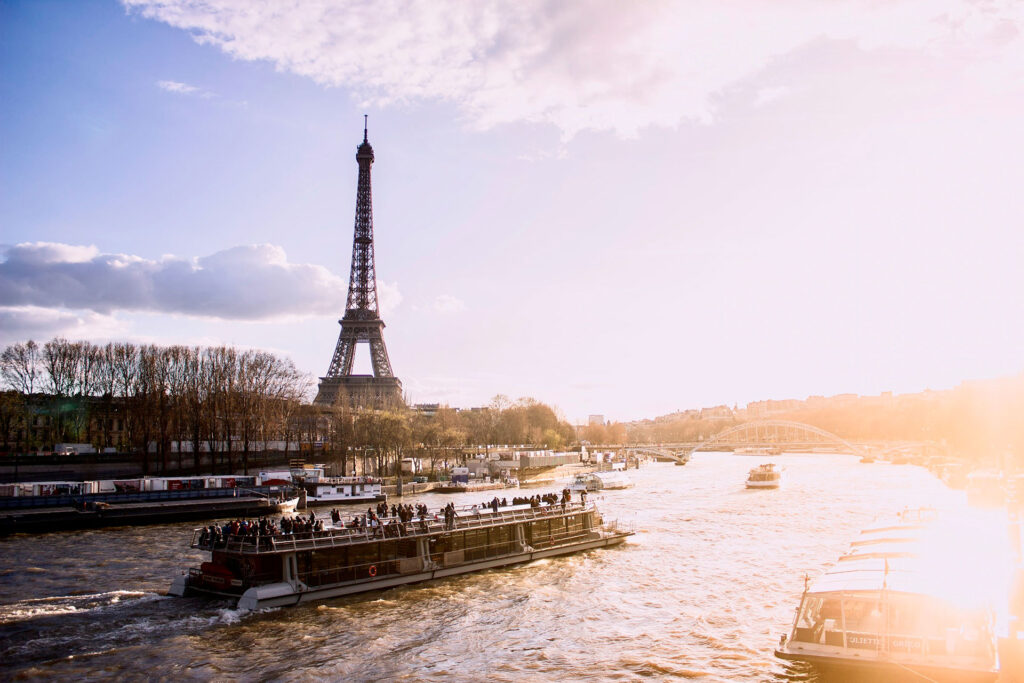 Naviguer sur la Seine à Paris : Une Croisière en Amoureux Inoubliable