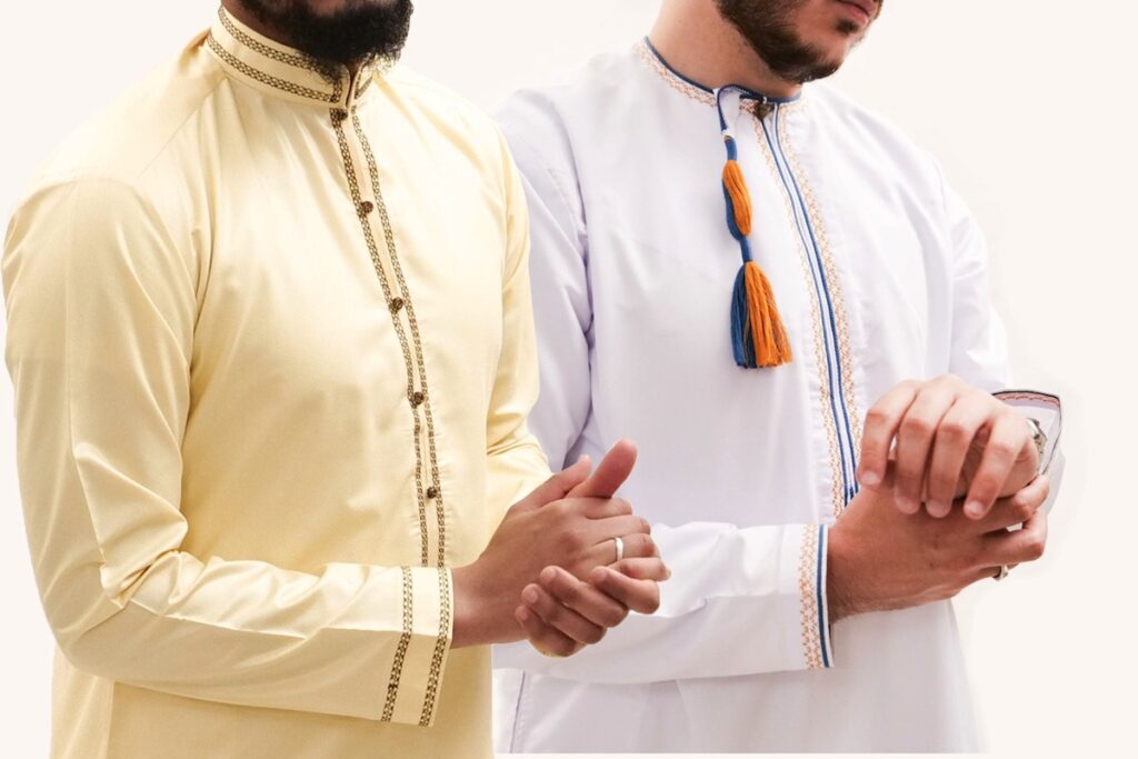 Le Qamis : Entre tradition et élégance moderne dans la mode musulmane