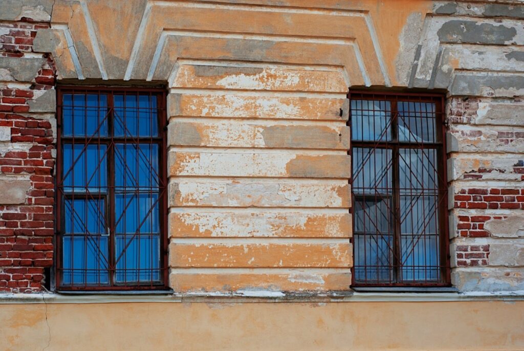 Comment choisir entre ravalement de façade et rénovation complète ?
