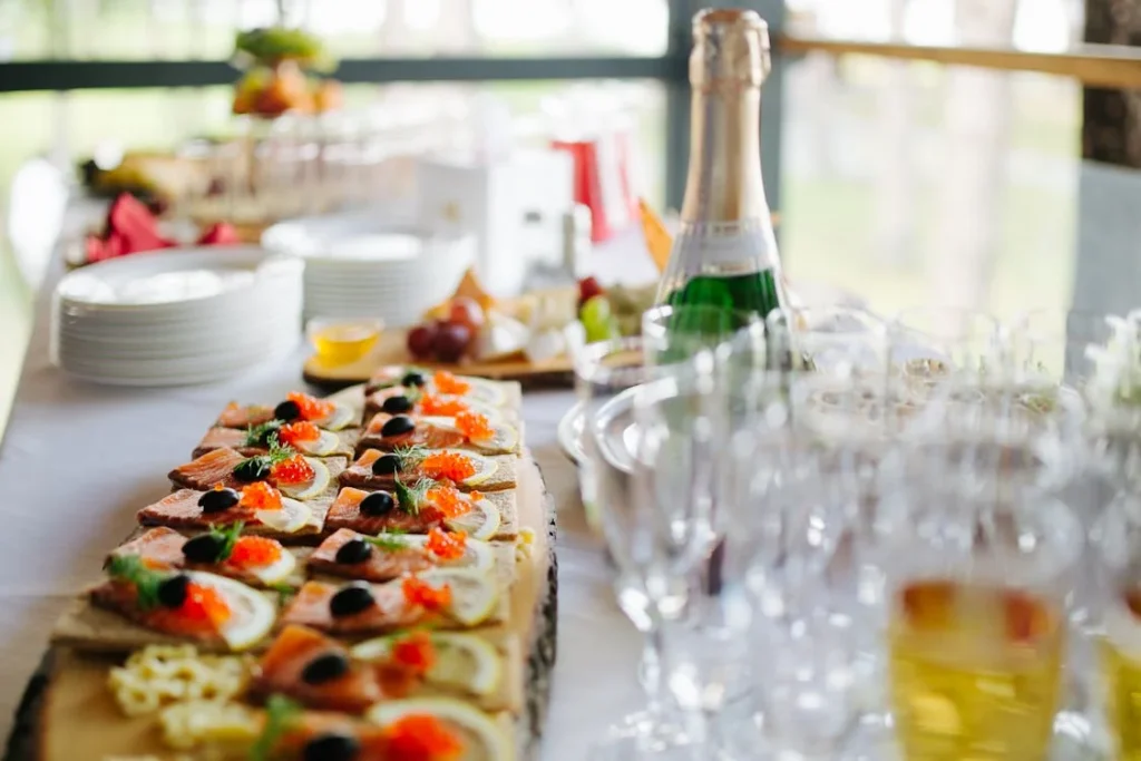 Comment bien présenter le caviar sur une table chic ?