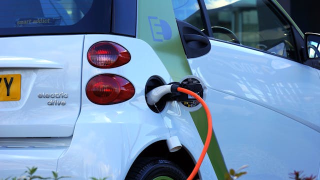 Bornes de recharge : ce qu’il faut savoir avant de passer à l’électrique