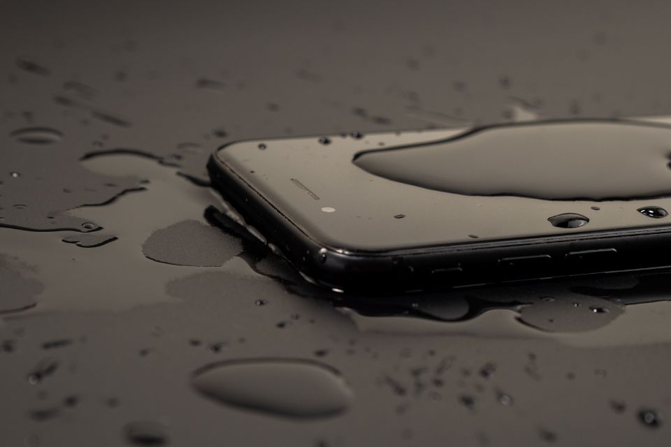 Mon téléphone est tombé dans l’eau : que faire immédiatement ?