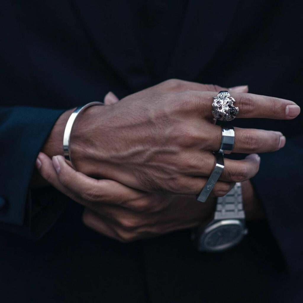 Bracelet homme acier : des essentiels tendance pour l’été 2026