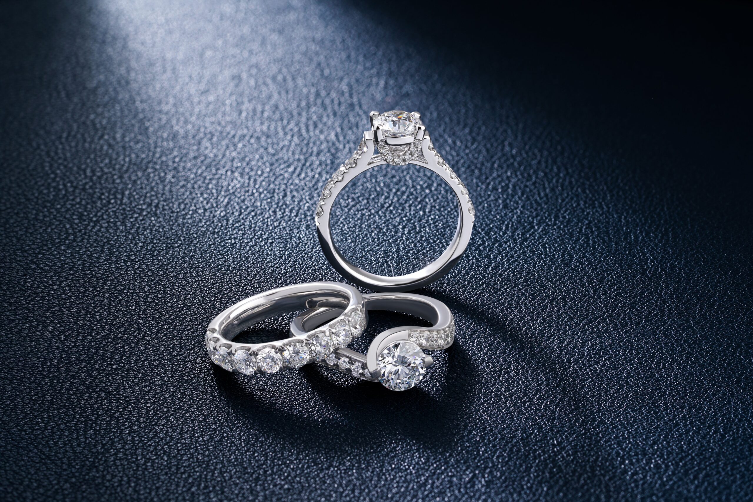 Bague minimaliste ou bague imposante : laquelle choisir ?